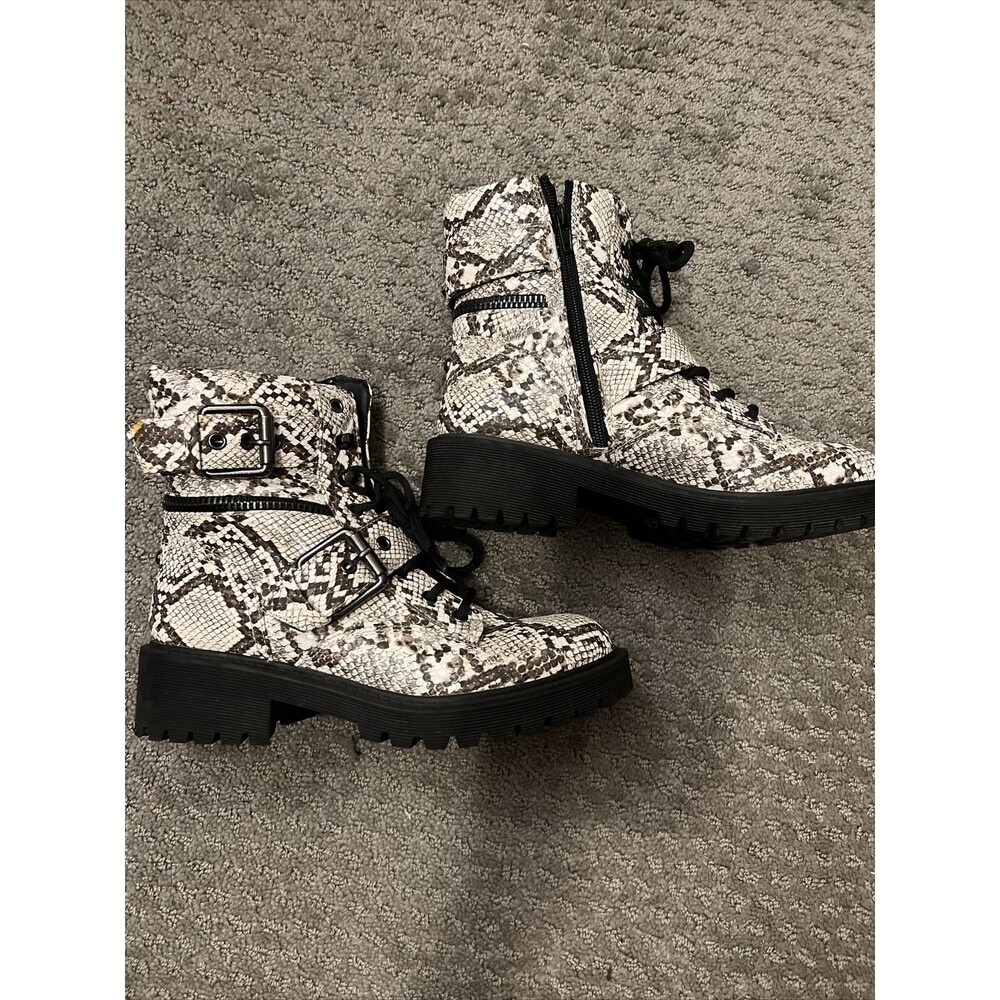 GBG GUESS Womens Beige Snake Print Platform Slayder Combat Boots 7M EUC